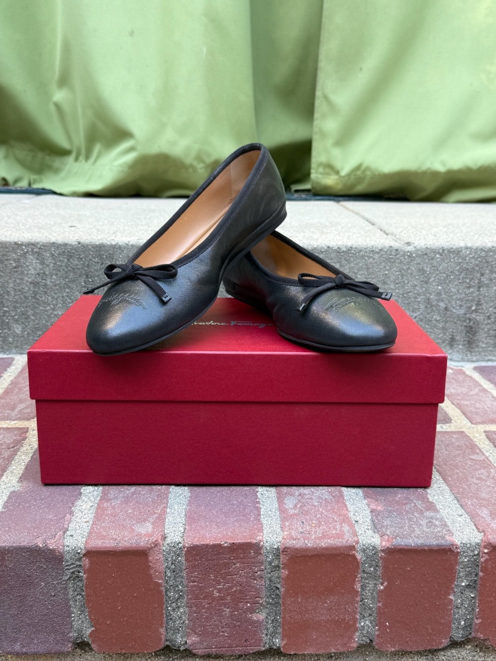 NIB Salvatore Ferragamo Black Leather Ballet Flats with Bow Trim - size 10C